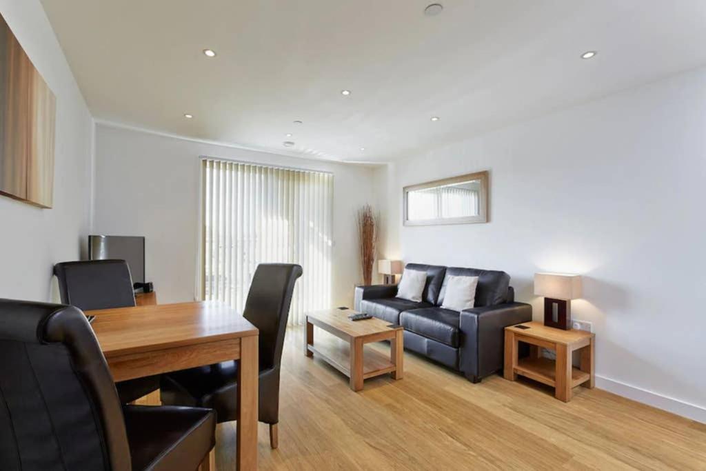 Modern Apartment At Slough Station, London In 18 Mins! Eksteriør billede