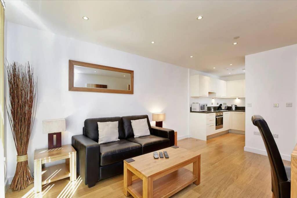 Modern Apartment At Slough Station, London In 18 Mins! Eksteriør billede